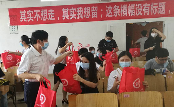 学院领导暖心送上午餐礼包